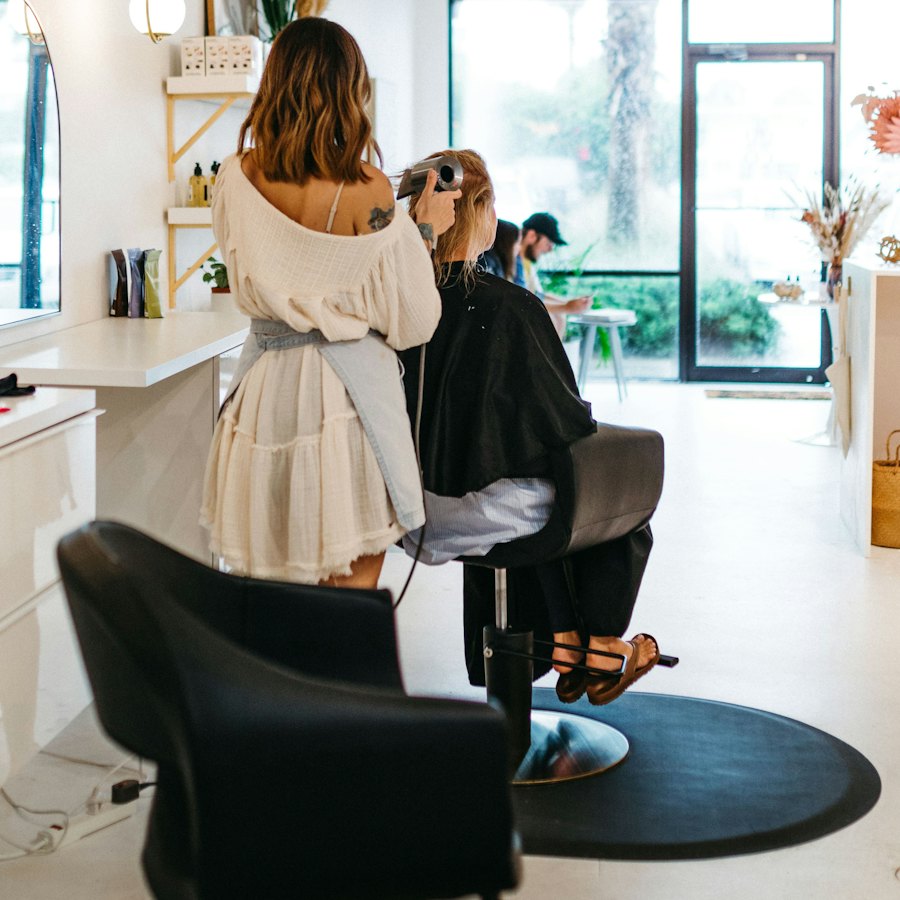 Une cliente se fait coiffer près de la fenêtre
