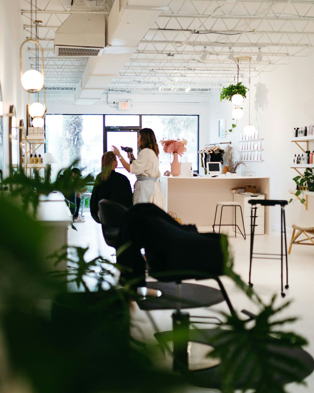 L'intérieur blanc et lumineux du salon, avec des plantes et de grandes fenêtres