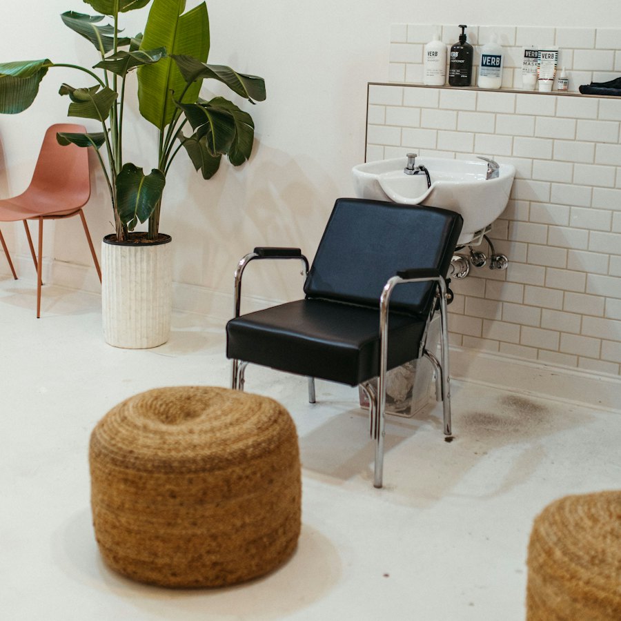 Le bac à shampoing à côté d'une grande plante